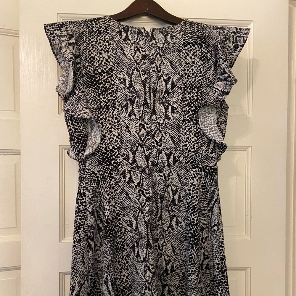 Who what wear size medium stretch ruffle snakeskin print sleeveless work dress